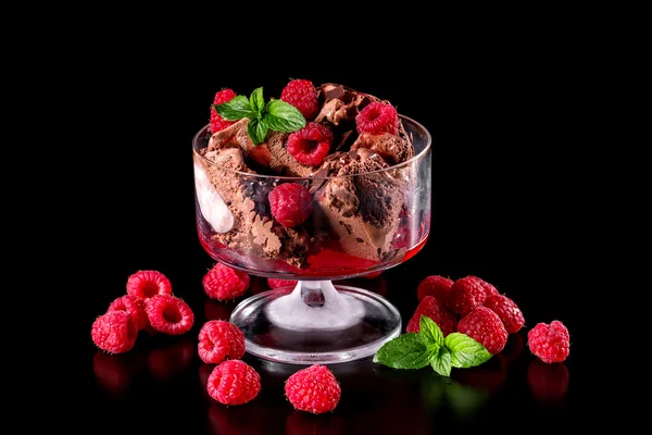 Chocolate ice cream with fresh raspberries isolated on a black b — Stock Photo, Image