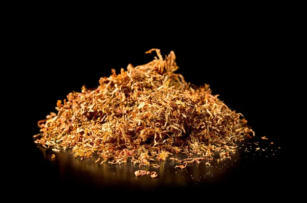 Pile di tabacco su fondo nero . — Foto Stock