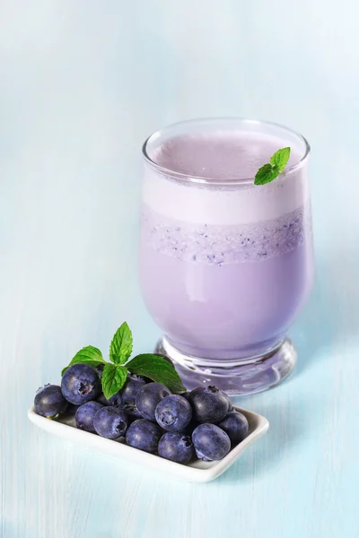 牛奶与成熟的蓝莓鸡尾酒. — 图库照片