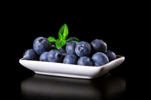 在黑色背景的碗里放新鲜蓝莓 — 图库照片