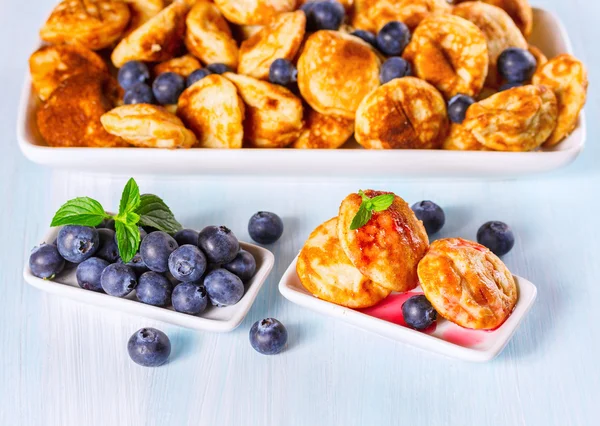Mini-Pfannkuchen mit frischen Blaubeeren — Stockfoto