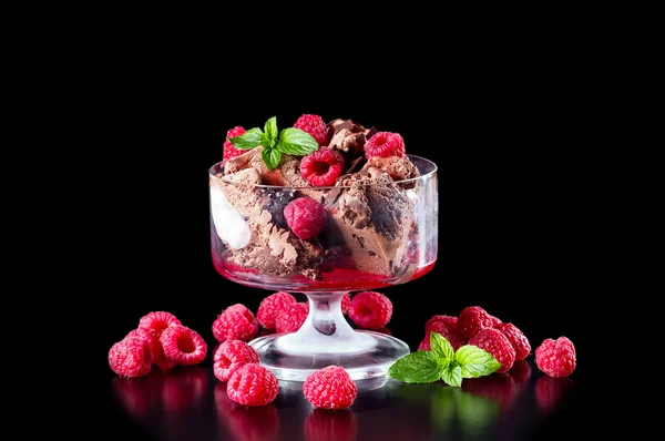 Chocolate ice cream with fresh raspberries isolated on a black b — Stock Photo, Image