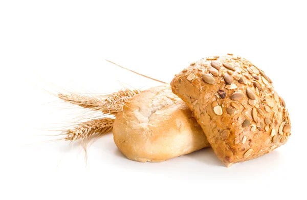 Pan de pan con semillas de calabaza y trigo. Aislar sobre una espalda blanca —  Fotos de Stock