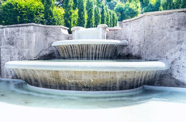 Каскадный фонтан "Water Paradise" крупным планом в Баден-Бадене. Europ — стоковое фото