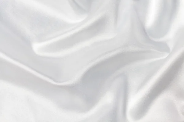 Weißer Hintergrund aus zarter Seide mit Falten. — Stockfoto