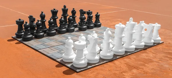 Gran ajedrez al aire libre en el tablero . — Foto de Stock