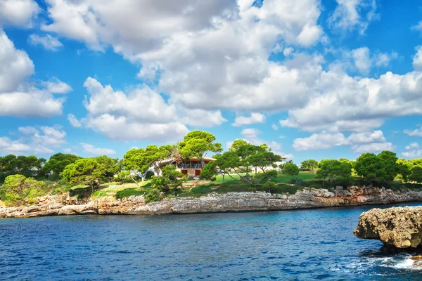 Tipikus parasztházban a tengerparton, Mallorca szigetén. Spanyolország — Stock Fotó