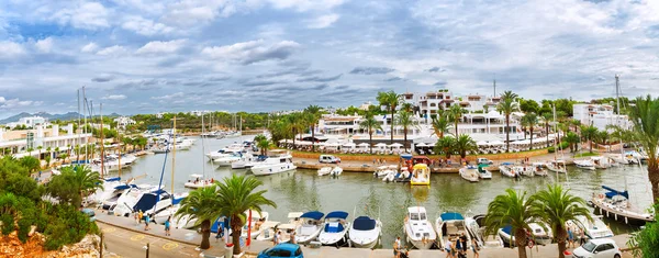 Panoramiczny widok na Cala DOr marina jachtu z recreat — Zdjęcie stockowe