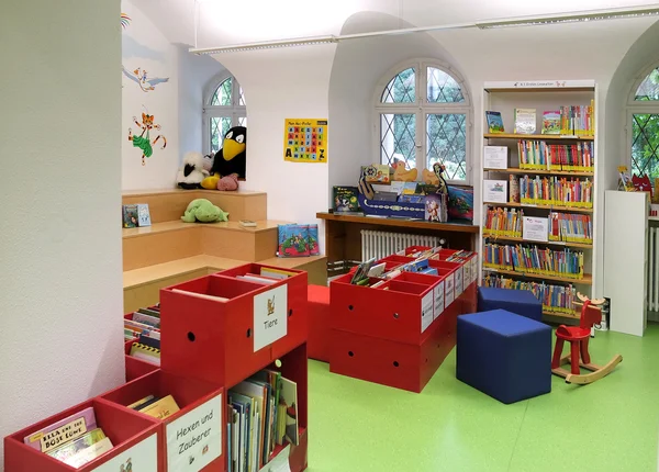 BADEN-BADEN, ALLEMAGNE - 23 SEPTEMBRE : Bibliothèque intérieure pour enfants — Photo