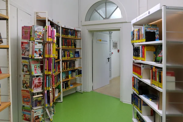 BADEN-BADEN, ALLEMAGNE - 23 SEPTEMBRE : Bibliothèque intérieure pour enfants — Photo