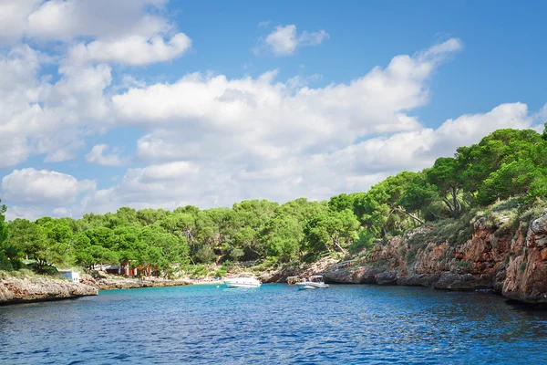 Hermosa bahía de playa de agua de mar azul. Isla de Mallorca, España —  Fotos de Stock
