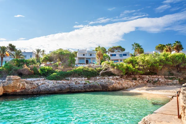 Gyönyörű strand öbölben azúrkék tengervízben. Mallorca szigetén, Spanyolország — Stock Fotó