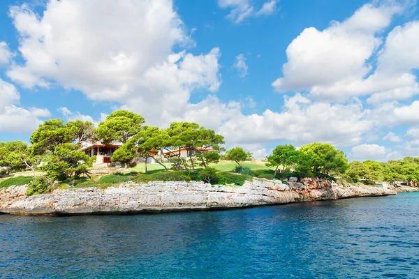 Typisk bondgård på kusten av Mallorca ön. Spanien — Stockfoto