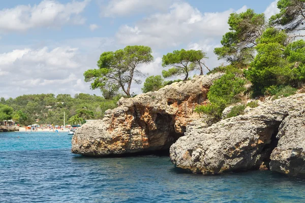 Krásné pláže zátoky azurová mořská voda. Ostrov Mallorca, Španělsko — Stock fotografie