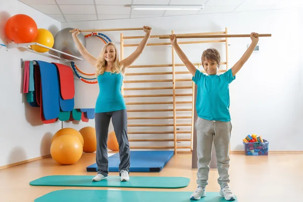 Mutlu, spor aile, anne ve oğlu gerçekleştirmek jimnastik egzersizleri — Stok fotoğraf