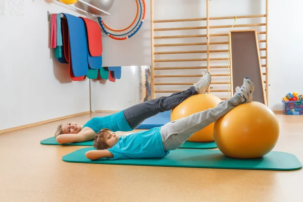 Feliz, família de esportes, mãe e filho realizam exercícios de ginástica — Fotografia de Stock