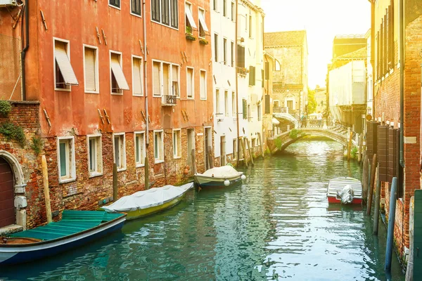 Venedik'te güneşli gün kanal. İtalya. Avrupa. Tonlu görüntü. — Stok fotoğraf