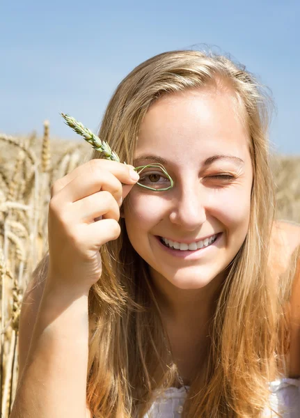 Портрет молодої жінки в пшеничному полі — стокове фото