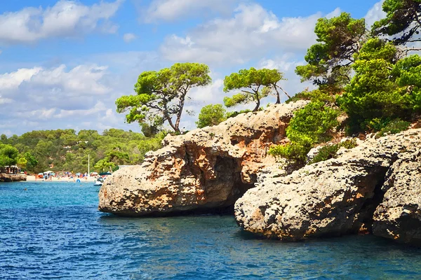 Des rochers sur la côte. Illustration dans le style de douleur aquarelle — Photo