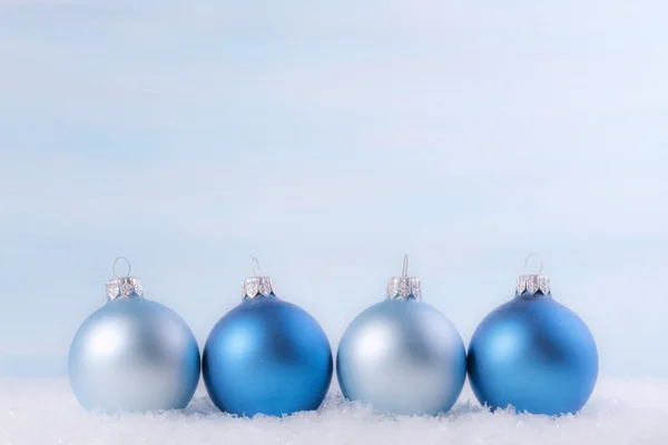 Sfondo natalizio con palline di Natale. Profondità superficiale del fiel — Foto Stock