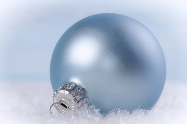 Boule de Noël dans la neige. Profondeur de champ faible — Photo