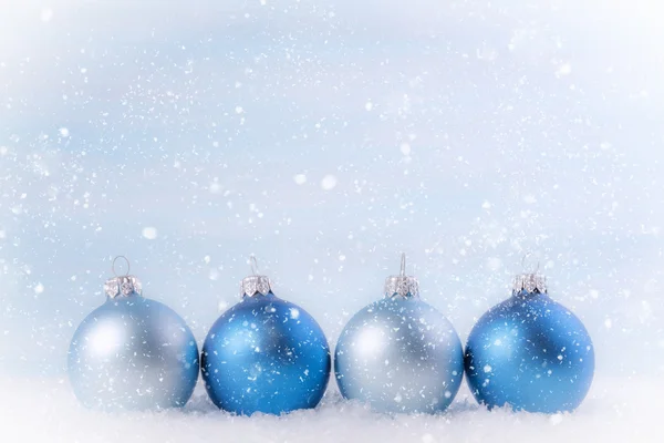 Kerstmis achtergrond met kerstballen. Ondiepe scherptediepte fiel — Stockfoto