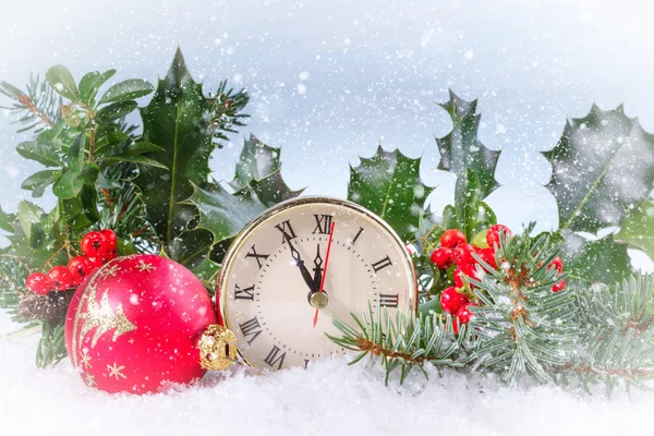 Horloge de Noël avec feuilles de houx et baies. Carte de voeux . — Photo