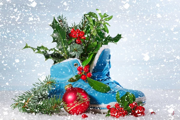 Holly yaprakları ve meyveleri ile mavi ayakkabı. Noel arka plan — Stok fotoğraf