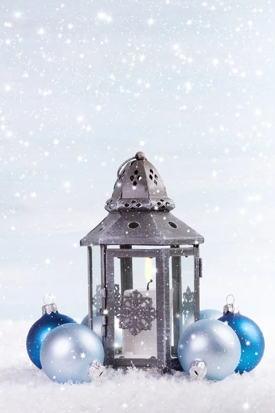 Kerst lantaarn met blauwe kerstballen — Stockfoto