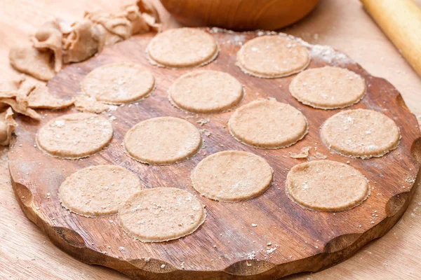 Círculo de massa pronto para preparar tortellini italiano. Passo a passo — Fotografia de Stock