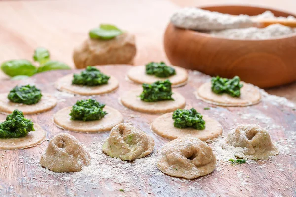 Círculo de massa preenchido com espinafre pronto para preparar torta italiana — Fotografia de Stock