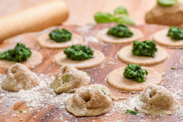 Círculo de masa lleno de espinacas listo para preparar agravio italiano —  Fotos de Stock