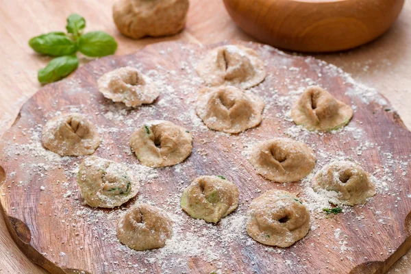Zelfgemaakte Italiaanse tortellini met spinazie. Stap voor stap recept w — Stockfoto