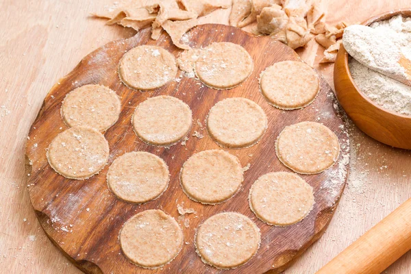 Dough circle  from wholegrain flour ready to prepare tortellini. — Stock Photo, Image