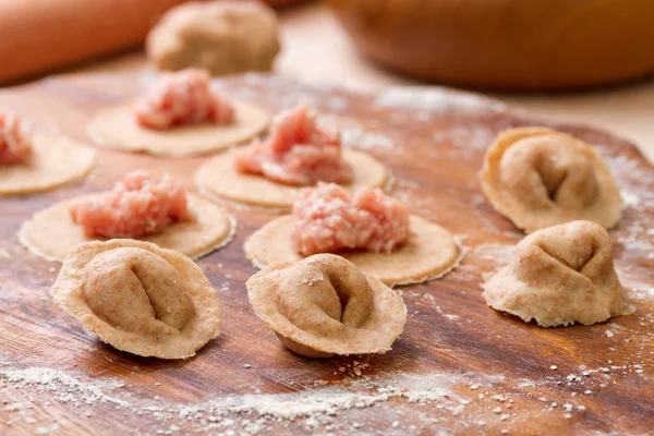 Σπιτική ιταλική tortellin από αλεύρι ολικής άλεσης με βάση το κρέας. Βήμα — Φωτογραφία Αρχείου