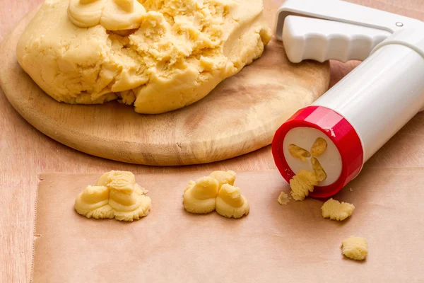 Hembakade pepparkakor och cookies matlagning process. — Stockfoto