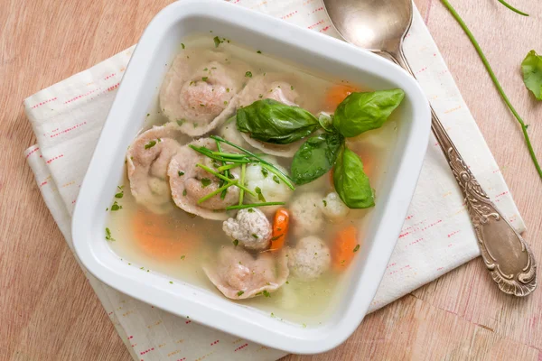 Calentamiento de invierno sopa con tortellini italiano de flou integral — Foto de Stock