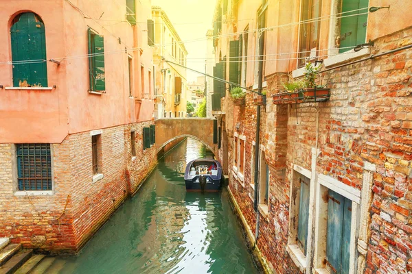 Kanał w Wenecji w słoneczny dzień. Włochy. Europy. Stonowanych obrazu. — Zdjęcie stockowe