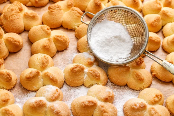 Biscotti di pasta frolla ricoperti di zucchero a motore — Foto Stock