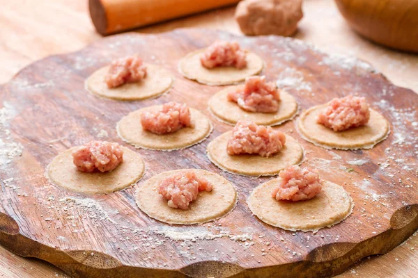 Zelfgemaakte Italiaanse tortellin uit volkoren meel met vlees. — Stockfoto