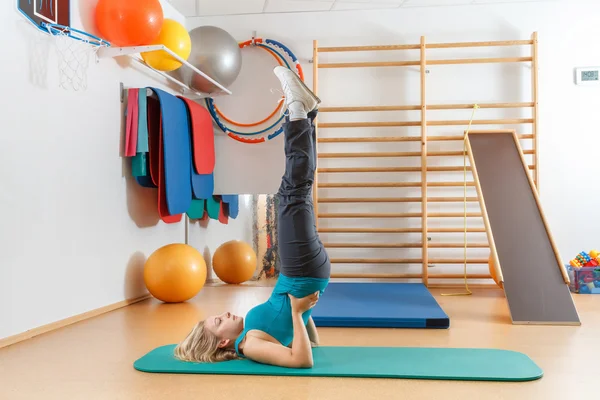 Jovem fazendo exercícios esportivos no ginásio . — Fotografia de Stock