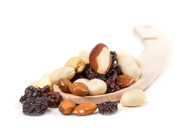 Frutas secas y frutos secos sobre un fondo blanco. Comida del estudiante . —  Fotos de Stock