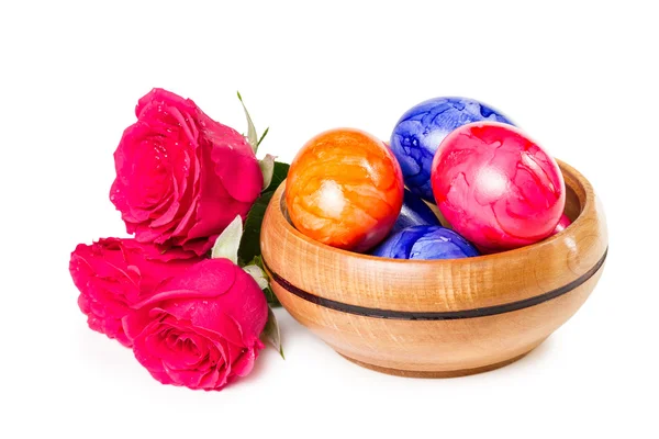 Πασχαλινά αυγά με ένα μπουκέτο από τριαντάφυλλα απομονώσει σε ένα λευκό αμουδερές — Φωτογραφία Αρχείου