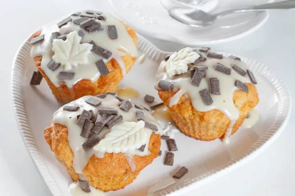 Muffins saborosos com cobertura de chocolate . — Fotografia de Stock