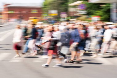 Kalabalık kalabalık kalabalık kalabalık kalabalık şehirde yürüyor. Hareketli blued insanları. Kapama hızı yavaş. Sokaktaki insanların silueti.