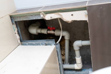 Tavandaki kapakta esnek plastik boru var. Merdivenlerin ve boruların tavandaki kiremitleri değiştirerek. Pex-Al-Pex borusundaki kırmızı top vanası, fındıklı kollu kollu.