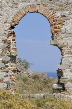 Bir kale giriş kapısı kalıntıları