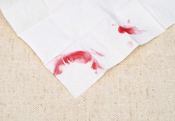 Marque de rouge à lèvres sur une serviette en papier blanc — Photo