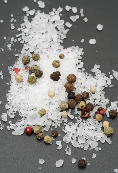 Salt and peppercorns — Stock Photo, Image