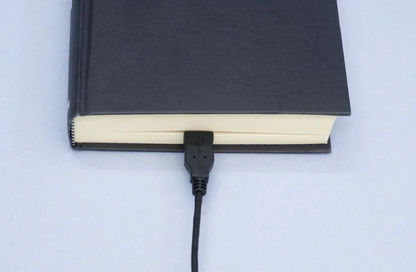 Καλώδιο USB και βιβλίο — Φωτογραφία Αρχείου